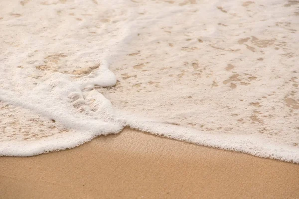 Oceaan golven uitgeput op het strand in de ochtend — Stockfoto