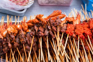 Piliç iç organları şiş kömür ocakta ızgara için bir