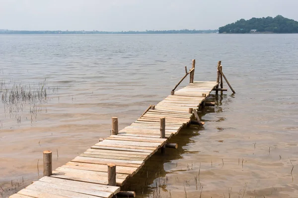 Hora de verano en el muelle de madera en un lago —  Fotos de Stock