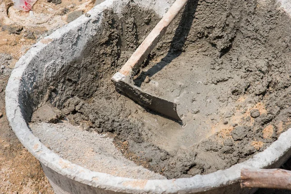 Havzası karıştırıcı çapa, İnşaat aletleri ile karışık çimentolar.