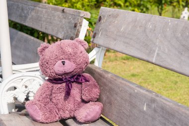 Oyuncak ayılar bir tahta sandalyede oturan.