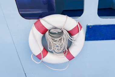 Beyaz kırmızı lifebuoy tekne duvar halat boyu.