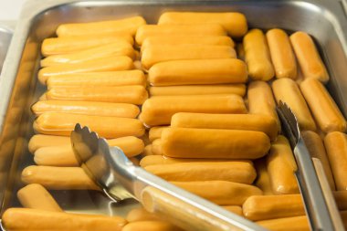 İçinde bir tepsi yiyecek kahvaltıda sosis ve gıda maşa.