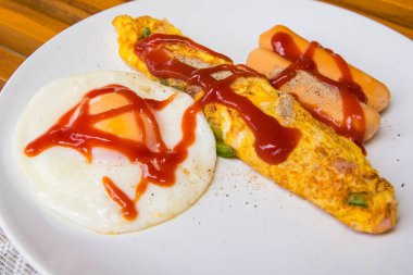 Yumurta güneşli tarafı yukarı, sosis ve domates soslu omlet koy 