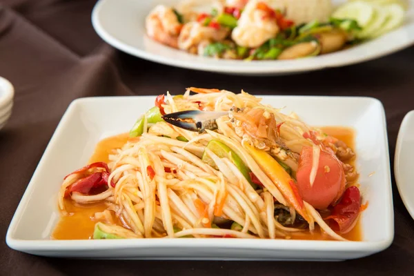 Salad pepaya makanan laut pedas (SOM TAM THAI) Masakan Thailand berwarna putih — Stok Foto