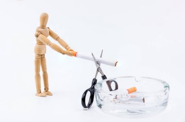 Ahşap kukla makas sigara kül tablasına da pay kullanın. Hiçbir Sm