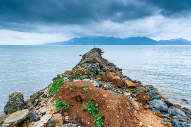 Denize uzanan arazi.