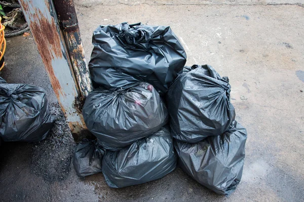 Müllhaufen in großen schwarzen Säcken an der Straße. — Stockfoto