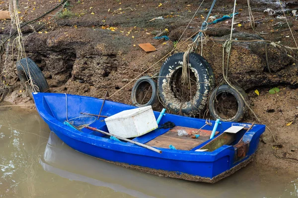 Маленькая рыбацкая лодка припаркована в небольшом канале . — стоковое фото