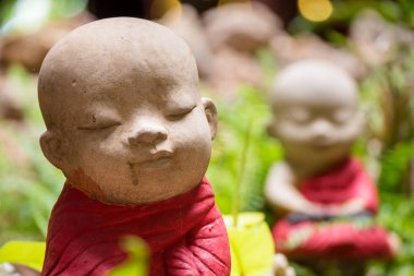 Closeup Wat Borom Raja bir acemi güzel küçük heykeli