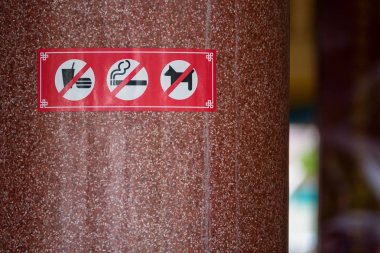 Sigara yok, hayır köpek, yemeksiz işaret içinde halka açık bir yerde.