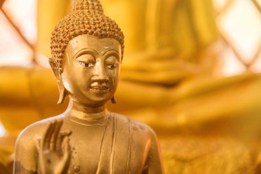 Ratchaburi, Tayland - 23 Temmuz 2017: Altın Buddha heykeli 