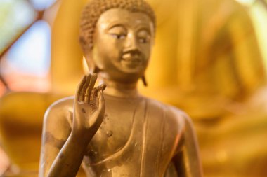 Ratchaburi, Tayland - 23 Temmuz 2017: Altın Buddha heykeli 