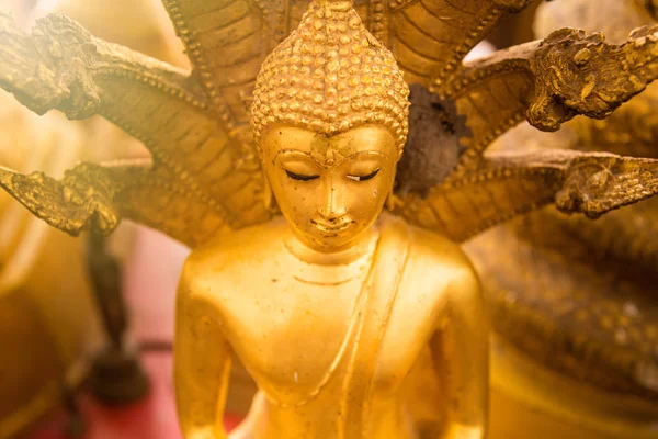 Ratchaburi, Thailand - 23. Juli 2017: Goldene Buddha-Statue in — Stockfoto