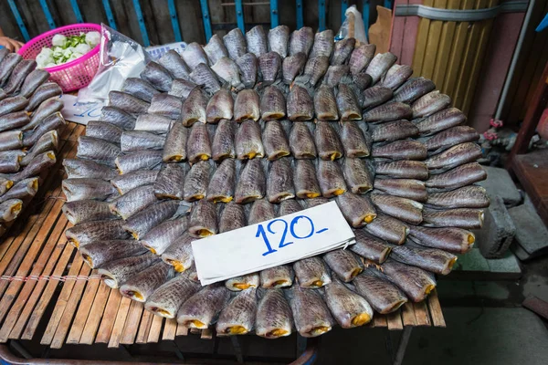 Stapel gesalzener getrockneter kleiner Fische mit getrockneter Haut — Stockfoto