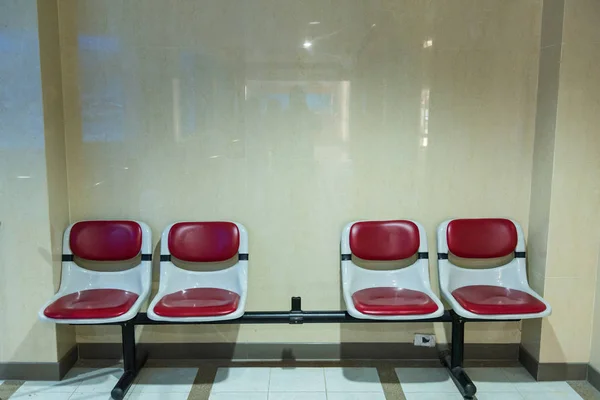 Rijen met een lege rode stoelen. — Stockfoto