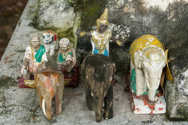 Pequeñas muñecas de pintura como ofrendas votivas . — Foto de Stock