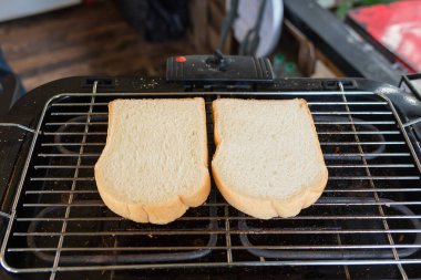 Elektrikli ocakta kahvaltıda kızarmış ekmek.