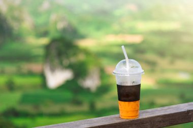 Tatlı Tay çay içecek doğal zemin üzerine buz ile soğutmalı.