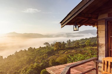 Güneşin doğuşunu Phayao ili, Puslu dağlar peyzaj, 