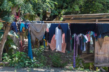 T-shirt, pantolon, çorap ve iç çamaşırı bir clothesline üzerinde asılı 