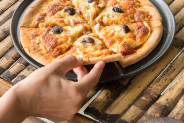 El et mantar Pizza alıyor.