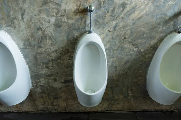 Λευκή πορσελάνη ουρητήρια σε δημόσιες τουαλέτες. — Φωτογραφία Αρχείου