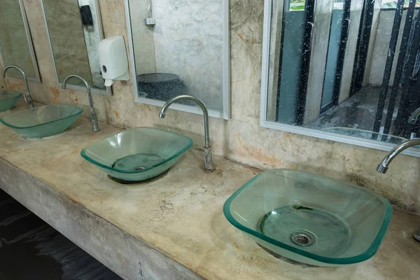 Modern banyo lavabo cam krom musluk. — Stok fotoğraf