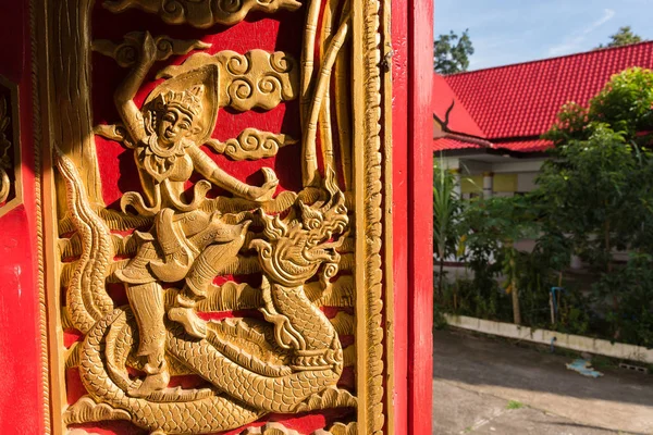 Buddhistische Schnitzereien an den Fenstern der Kirche in Rongngae Tempel — Stockfoto