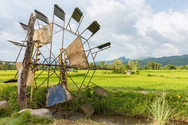 Presse à turbine dans le riz paddy field.Thailand . — Photo