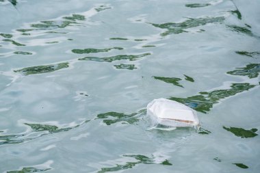 Plastik atık denizde yüzen.