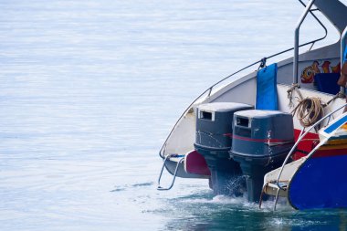 Tekne motoru pervane detayları ile.