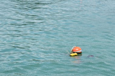 Arka plan denizde yüzen bir turuncu topu şamandıra.
