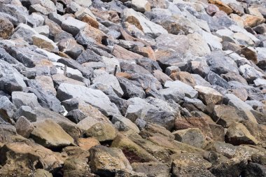 Deniz fırtınaları korunmak için taş bloklarla Barajı.
