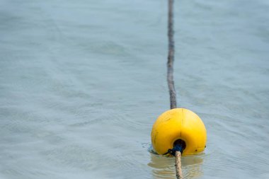 Denizde sarı şamandıra.