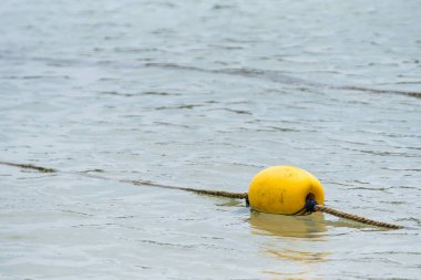 Denizde sarı şamandıra.