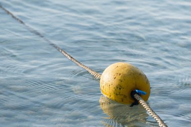 Denizde sarı şamandıra.