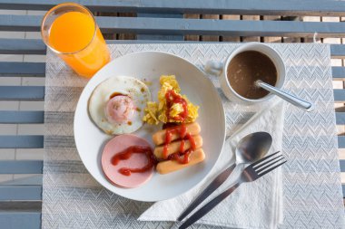Omlet, ızgara sosis, domates üzerinde beyaz plate.breakfast.