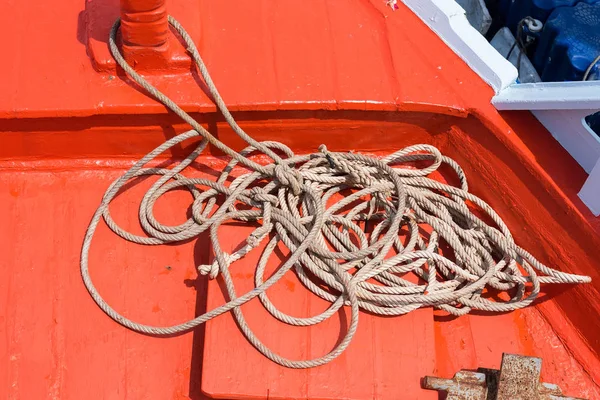 Cuerda y ancla pequeña a bordo de la cubierta del barco . — Foto de Stock