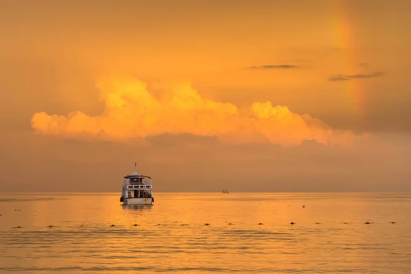 Pohled na moře při západu slunce Vongdeuan beach na ostrově Koh Samet, R — Stock fotografie