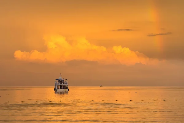 Вид на море в Vongdeuan beach sunset на острові Ко-Самет, R — стокове фото