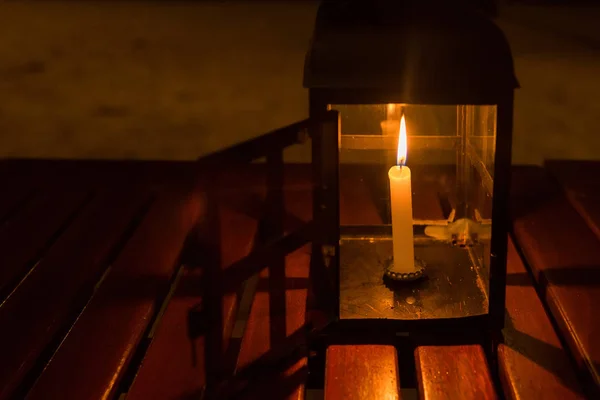 Eine Kerzenlampe auf einem Tisch am Meer in der Nacht. — Stockfoto