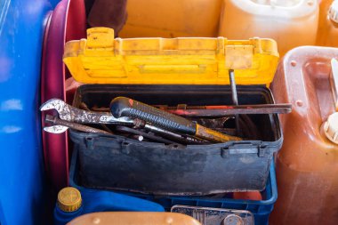 Eski araçları ve siyah araç kutusu.