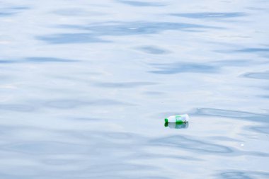 Plastik atık denizde yüzen.