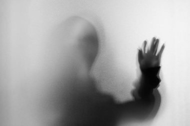 Gölge bulanıklık maskesi ve el dokunuyor çığlık içinde korku adamın