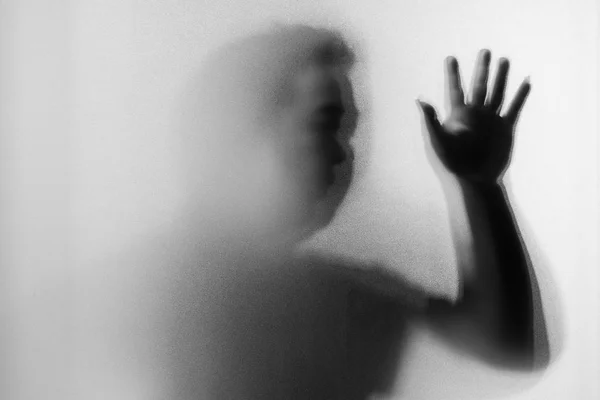Θόλωσης σκιάς του ανθρώπου τρόμου. Επικίνδυνος άνθρωπος πίσω από το παγωμένο γυαλί — Φωτογραφία Αρχείου