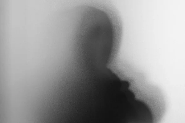 Árnyék horror ember sikoltozik maszk blur. Veszélyes ember mögött th — Stock Fotó