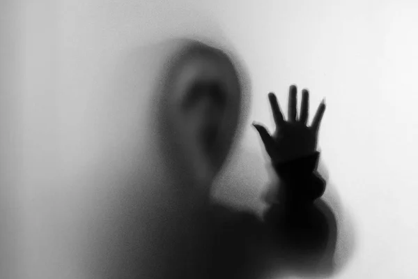 Тінь розмивання жахів людини в кричущій масці і рука торкається — стокове фото