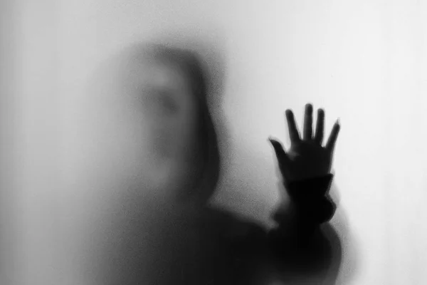 Rozmycie cień człowieka przerażenie w krzyczący maska i ręka dotyka — Zdjęcie stockowe