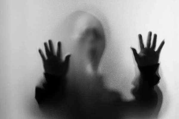Rozmycie cień człowieka przerażenie w krzyczący maska i ręka dotyka — Zdjęcie stockowe